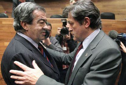 Javier Fernández, nuevo presidente del Gobierno de Asturias, saluda a su antecesor en el cargo, Francisco Álvarez Cascos.