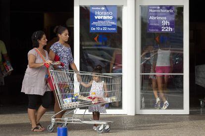 Varias personas en la zona de acceso de un centro comercial de la marca Carrefour de Málaga.