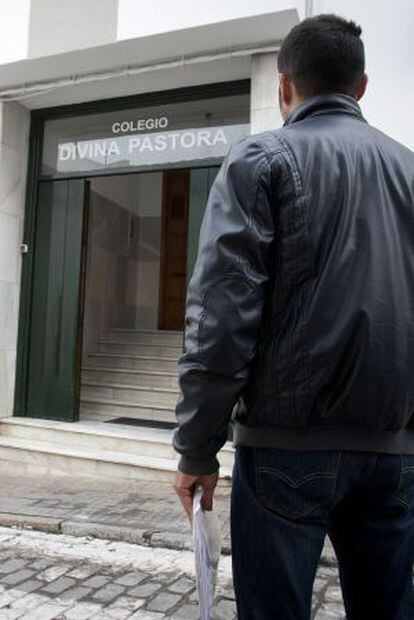 El profesor despedido por supuesta discriminación, frente al colegio.