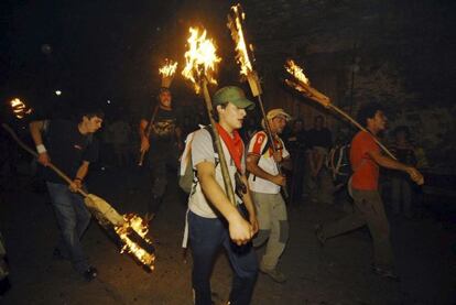 Diversos participants de la tradicional Baixada de Falles de la localitat lleidatana de Boí, a l'Alta Ribagorça.