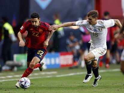 Jesus Navas corre con el balón ante Barella durante el partido entre España e Italia en las semifinales de la Liga de las Naciones este jueves en Enschede, Países Bajos.