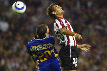 Urzaiz disputa un balón de cabeza con el defensor del Parma Cannavaro.