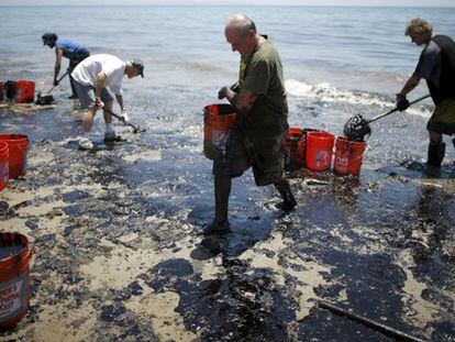 California trata de contener un vertido de petróleo en una zona turística