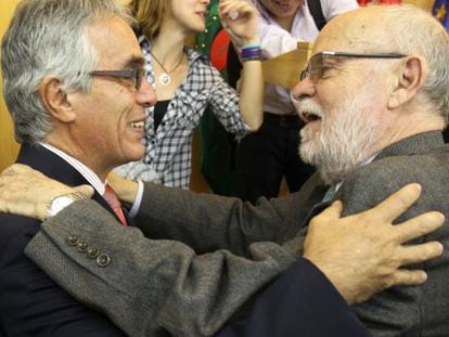 Diego Garc&iacute;a-Say&aacute;n, a la izquierda, se abraza con el magistrado Jos&eacute; Antonio Mart&iacute;n Pall&iacute;n, el lunes en Madrid.