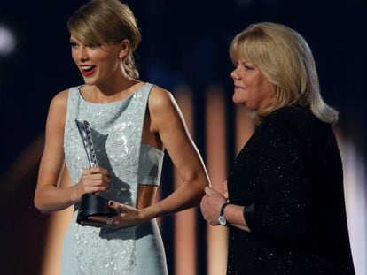 Taylor y su madre Andrea Swift, en los Academy of Country Music Awards.