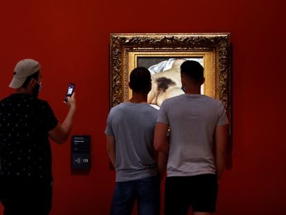 Varios visitantes del museo de Orsay de París observan 'El origen del mundo, de Gustave Courbet, en junio de 2020.
