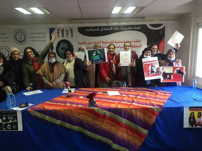 Activistas del Colectivo de Mujeres Contra la Detención Política esgrimen carteles en defensa de la detenida Fátima Zora, el 9 de diciembre en Rabat.