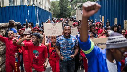 Varios estudiantes se manifiestan en Johanesburgo en demanda de residencias universitarias.