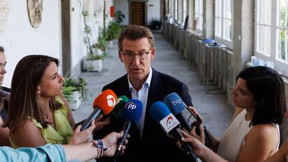 El presidente del PP, Alberto Núñez Feijóo, atiende este viernes a los medios de comunicación en los Cursos de Verano del PP en San Lorenzo de Escorial.