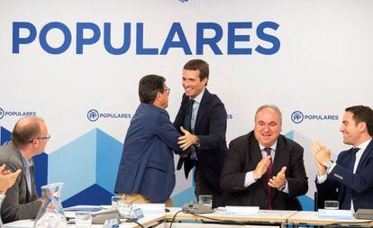 Los populares aplauden a Pablo Casado a su llegada a la reunión con secretarios generales autonómicos en la sede del partido.
