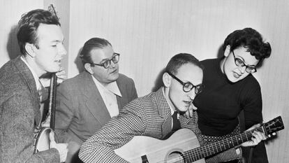 The Weavers, en un ensayo en un hotel de Filadelfia en 1952. De izquierda a derecha: Pete Seeger, Lee Hayes, Fred Halterman y Ronnie Gilbert