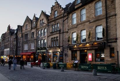 Situado en el Old Town de Edimburgo, el barrio de Grassmarket es una de las zonas con más ‘pubs’ y restaurantes de la ciudad. 