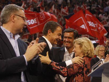 De izquierda a derecha, José Blanco, José Luis Rodríguez Zapatero, saludando a Elena Salgado, y Juan Fernando López Aguilar.