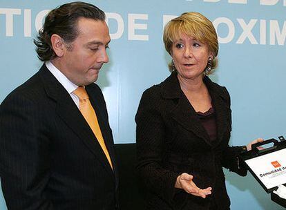 El ex consejero de Justicia Alfredo Prada, con Esperanza Aguirre.