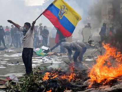 La reunión se producirá este domingo a las tres de la tarde, 24 horas después de que el presidente decretara la militarización de Quito