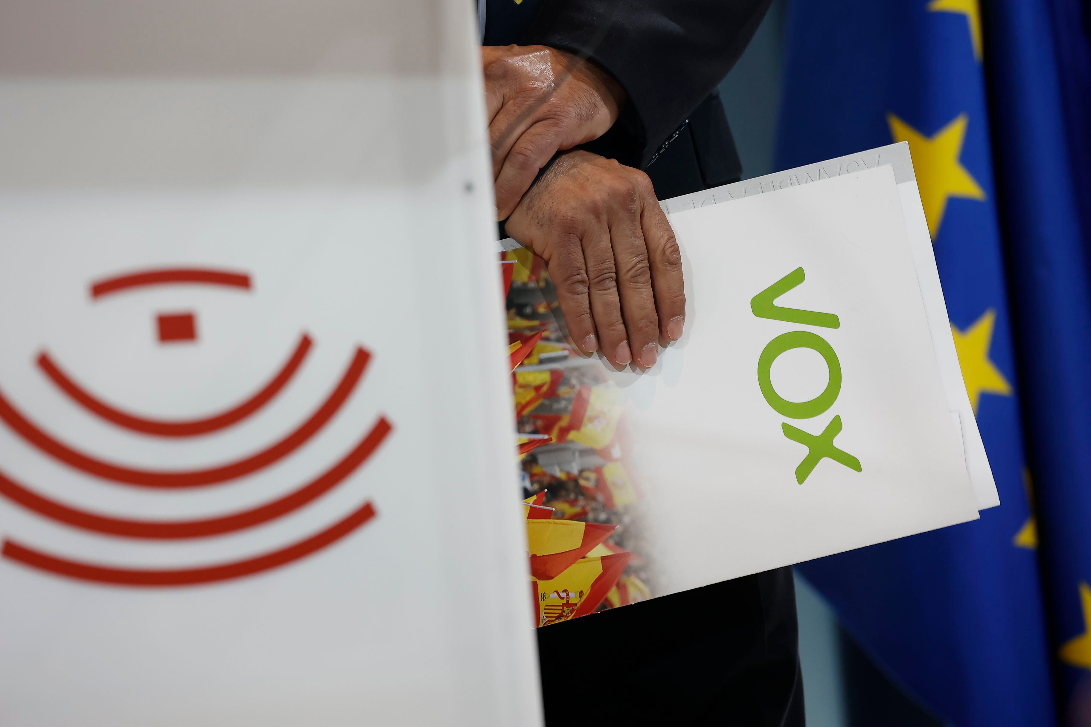 Ángel Pelayo Gordillo, líder de Vox en Extremadura, sostiene una carpeta durante la presentación de acuerdo de gobierno entre su partido y Vox.