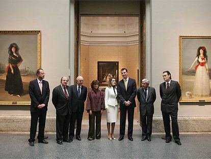 Los Príncipes, con Carmen Calvo, Francisco González, Santiago Fisas y Antonio Hidalgo (izquierda) y Rodrigo Uría y Miguel Zugaza.