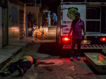 Un perito llega a la escena de un asesinato el 10 de marzo en Natal. 