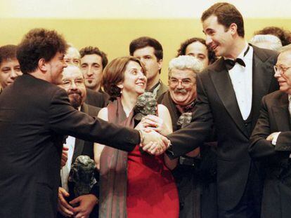 El Príncipe felicita al cineasta Pedro Almodóvar en 2000, cuando fue galardonado con el Goya al mejor director por 'Todos sobre mi madre'