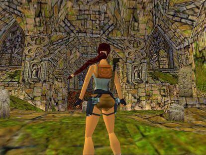 El primer videojuego de la saga llega en 1996. Presenta al mundo el personaje de Lara Croft, una arqueóloga y aventurera británica que viaja en busca de antiguos tesoros y misterios. En un sector donde apenas hay protagonistas femeninas, y las mujeres se limitan a ser rescatadas por los hombres, 'Tomb Raider' presenta a una joven carismática, atlética y sin el menor problema para sacar una metralleta, si la situación lo requiere. El juego fue aplaudido por la crítica, vendió más de siete millones de copias y estableció un ejemplo que otros intentarían imitar en los años siguientes. 