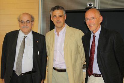Luis Serrano, elegido director del CRG, entre Andreu Mas-Collel (izquierda), consejero de Economía y Conocimiento de la Generalitat y Miguel Beato (derecha), director saliente del centro.