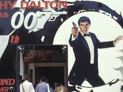 Cartel de James Bond en el hotel Carlton de París