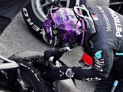 Hamilton revisa la rueda tras el triunfo en el GP de Gran Bretaña.