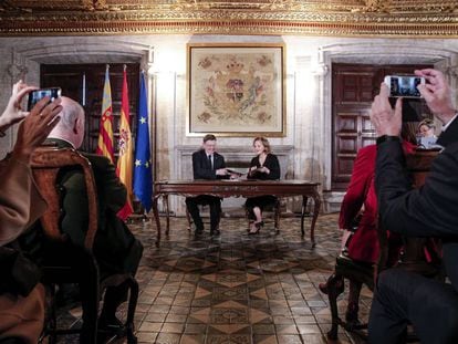 El presidente de Valencia, Ximo Puig, y la vicepresidenta de la Fundaci&oacute;n Amancio Ortega firman el acuerdo de donaci&oacute;n en abril. 