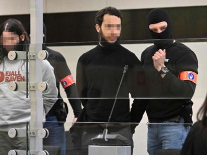 Dos de los acusados por los atentados de Bruselas, en la primera sesión del juicio, el 30 de noviembre de 2022.