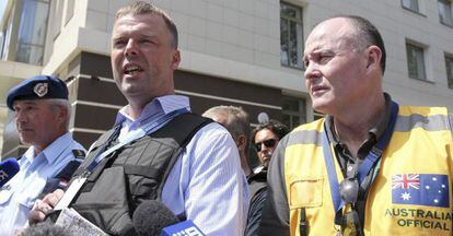 Miembros de la OSCE y de los equipos holandeses y australianos de investigación esperan nuevas órdenes en Donetsk.