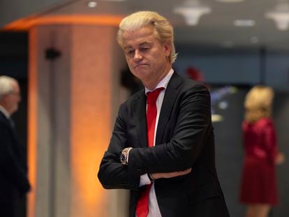 Geert Wilders, líder de la formación de extrema derecha Partido por la Libertad (PVV), espera el comienzo de una reunión en La Haya, el viernes 24 de noviembre.