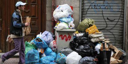 Un montón de bolsas de basura en una calle del centro de Madrid en la última huelga.
