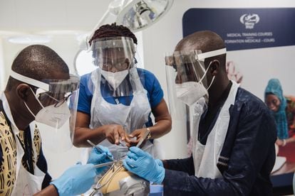 El doctor Odry Agbessi enseña técnicas de laparotomía a los participantes del curso de "habilidades quirúrgicas" del MCB en el Centro de Simulación.