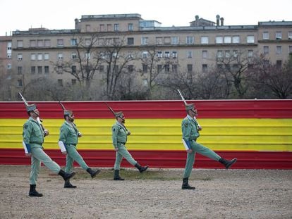 Quatre legionaris desfilen per les casernes de Sant Andreu.