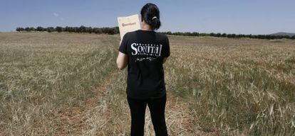 Ángela Roldán, muestra las escrituras de sus tierras, en una de las fincas de su propiedad, en Valenzuela de Calatrava (Ciudad Real).