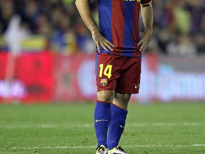 Mascherano antes de lanzar una falta.