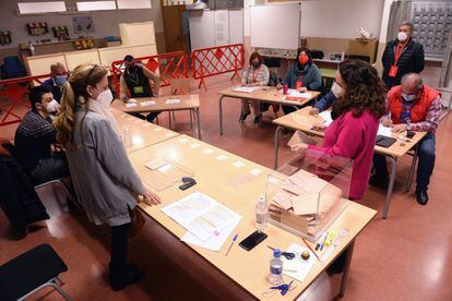 Miembros de la mesa de un colegio electoral realizan, durante el recuento de votos en Valladolid. 