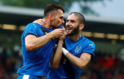Dos jugadores de Kosovo celebran un gol ante Islas Fer&oacute;e. 