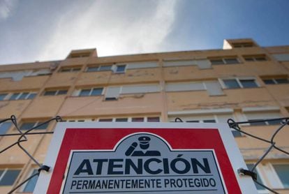 Unos pisos vacíos en Ibiza, con una señal de seguridad advirtiendo de que están protegidos.