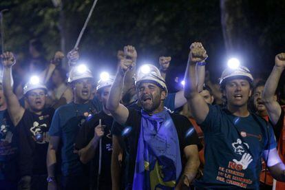 Los mineros han iniciado el último tramo de su marcha hacia Sol con las luces de sus cascos de trabajo encendidas.