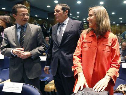 La ministra de Sanidad Ana Mato, junto a los consejeros de Sanidad, de Madrid, Javier Fern&aacute;ndez-Lasquetty (i), y de Castilla y Le&oacute;n, Antonio Mar&iacute;a S&aacute;ez (c), durante la presentaci&oacute;n del pacto por la Sostenibilidad del Sistema Nacional de Salud. EFE/Javier Liz&oacute;n