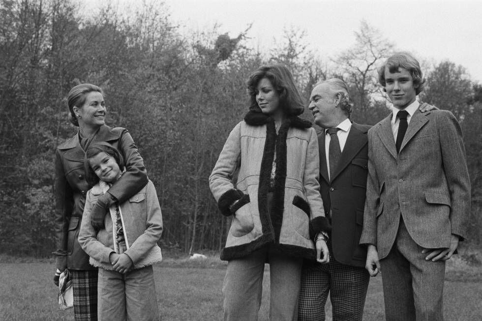 La familia Grimaldi en sus tiempos felices: Grace y Raniero con sus tres hijos, Estefanía, Carolina (centro) y Alberto.