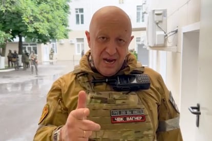 Yevgeny Prigozhin, jefe de la compañía de mercenarios Wagner, en una captura de un vídeo que ha distribuido este sábado a través de su canal de Telegram. “Estamos en el Estado Mayor, 7.30 hora de Moscú, controlamos las instalaciones militares de Rostov, incluyendo el aeródromo", asegura. 