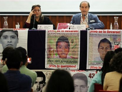 Ángela Buitrago y Carlos Bersitain, durante una conferencia con los familiares de los 43, en Ciudad de México, el 31 de marzo de 2023.
