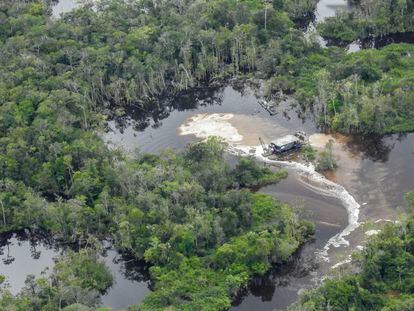 Una embarcación minera extrayendo oro ilegalmente de las aguas del río Puré, en el Amazonas, en la frontera entre Colombia y Brasil, el 3 de abril de 2022.