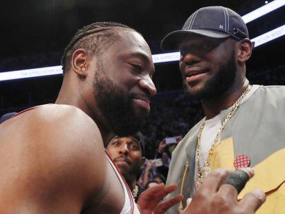 Wade, tras su último partido en la NBA, habla con LeBron.