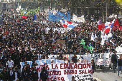 Estudiantes se manifiestan por su educación en Chile.
