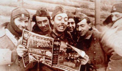 Soldados de la División Azul leen el 'Marca'. La imagen pertenece al documental 'Extranjeros de sí mismos'.