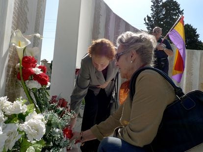 Actos en el cementerio de San Eufrasio de Jaén organizados la Asociación de la Memoria Histórica en una fosa común con restos de republicanos muertos en la Guerra Civil en 2011.