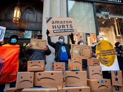 Trabajadores de Amazon protestan frente a la casa de Jeff Bezos, fundador de la empresa, en Nueva York en diciembre de 2020.